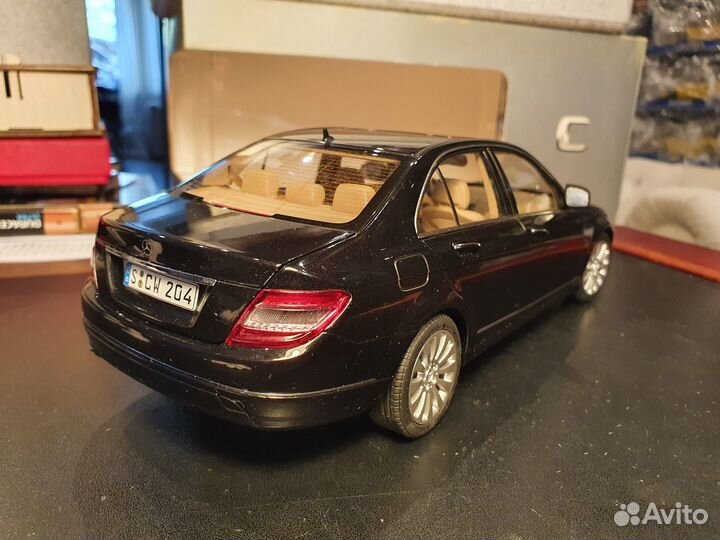 1:18 Autoart Mercedes C-klasse W204 Black Dealer