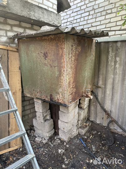 Железный бак для воды