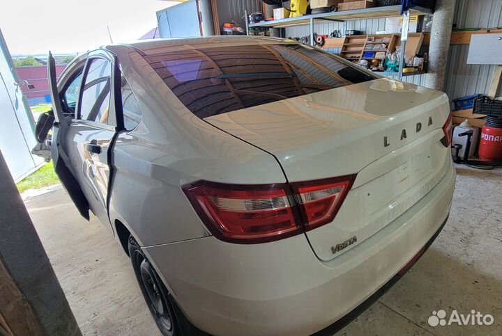 LADA Vesta 1.6 МТ, 2017, битый, 127 000 км