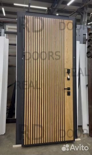Металлическая входная дверь натуральный шпон