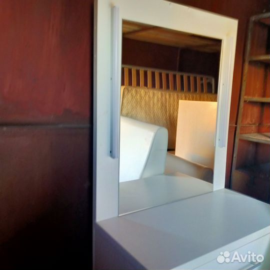 Столик для макияжа/туалетный с зеркалом