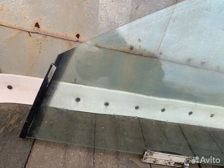 Стекло переднее левое Omega A