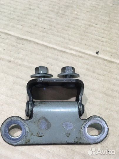 Петля двери багажника Toyota Land Cruiser URJ200