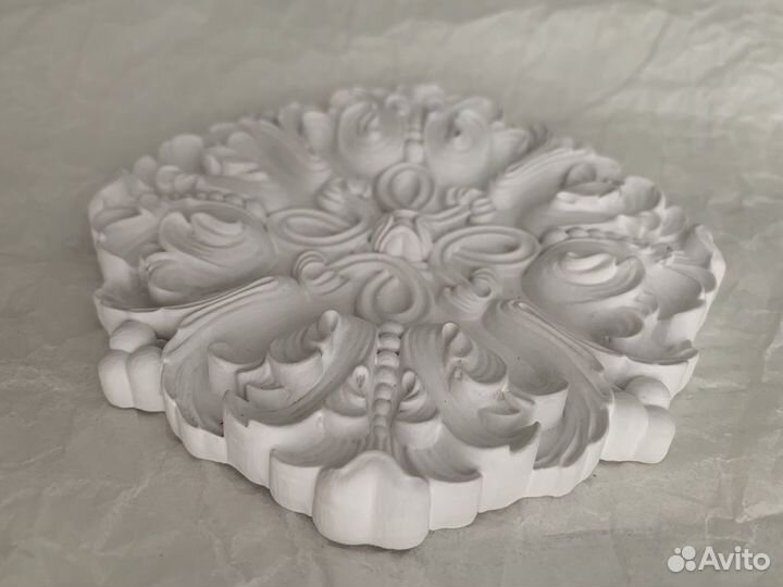 Окрашенные розетки из гипса