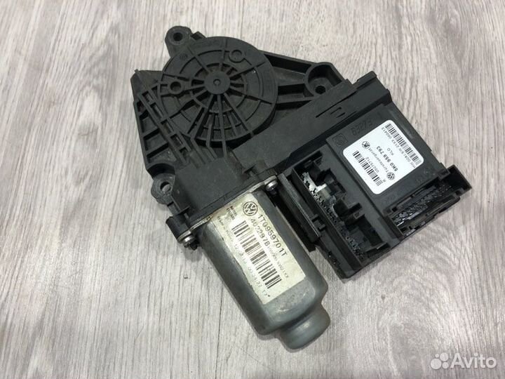 Мотор стеклоподъемника передний левый Skoda