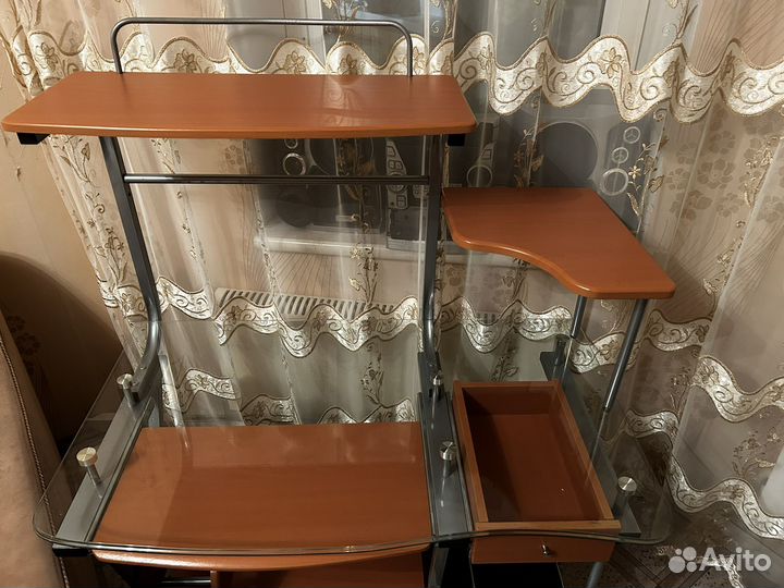 Компьютерный стол стеклянный