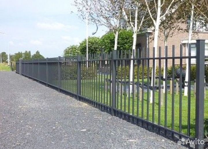 Забор из профильных труб с ковкой