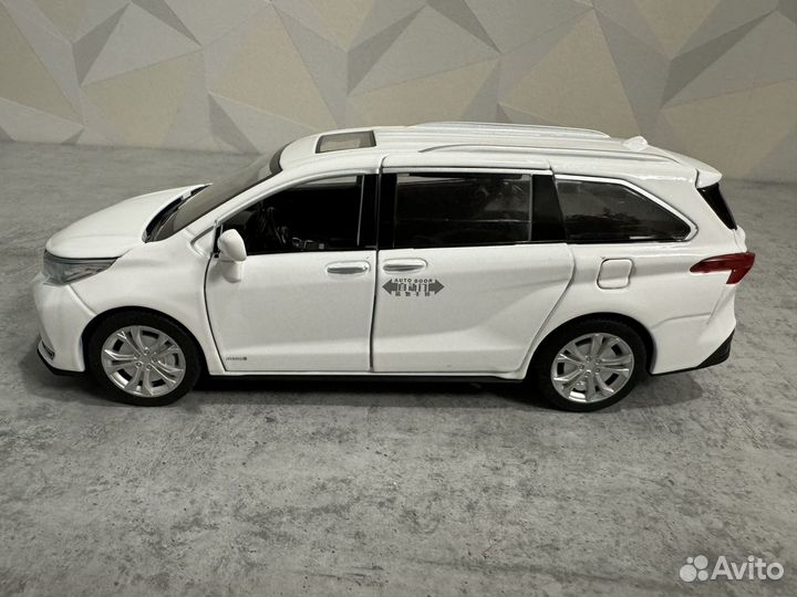 Металлическая машинка toyota sienna