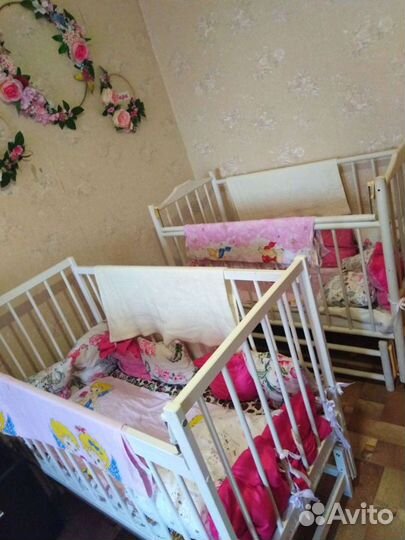 Детская кроватка с маятником белая