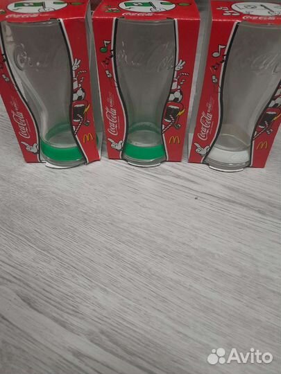 Стаканы кока кола и макдональдс