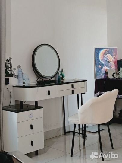 Туалетный столик. Столик для макияжа