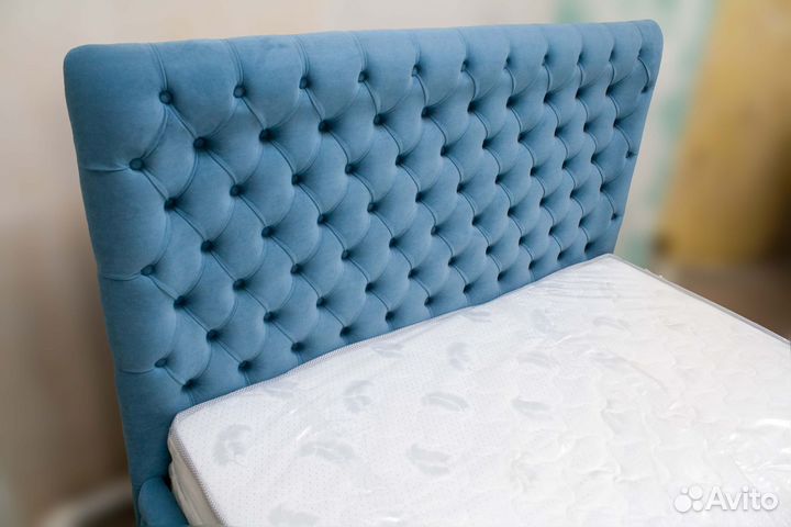 Кровать с мягким изголовьем