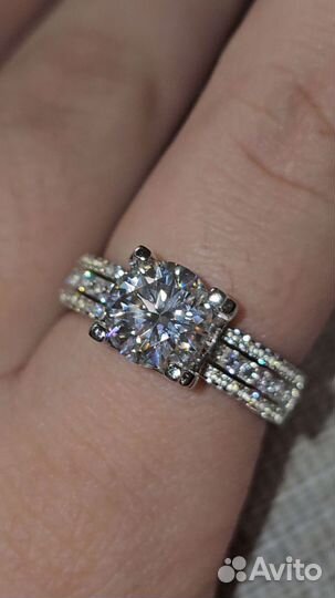 Кольцо с бриллиантом