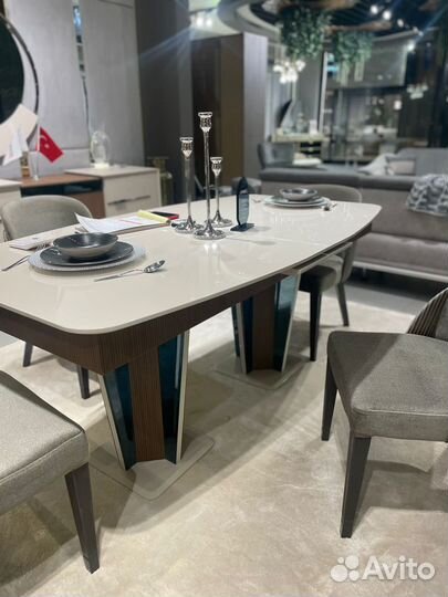 Стол и стулья