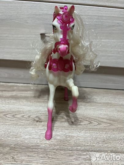 Лошадь с гривой и крыльями