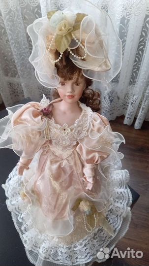 Фарфоровая кукла