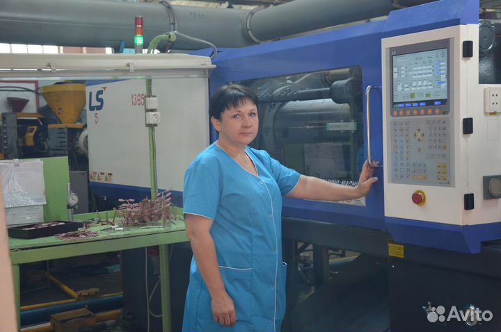 Рабочий на упаковку пластмассовых изделий