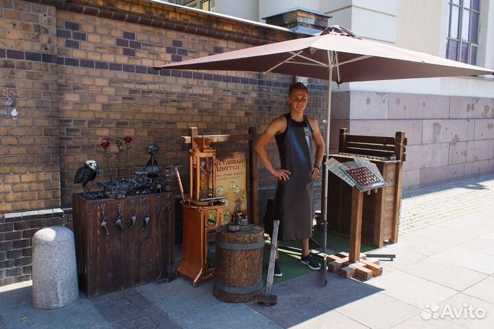 Продавец сувениров