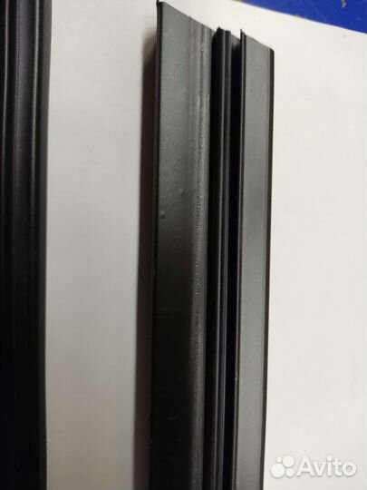 1Z0837480A Уплотнение стекла передней двери Шкода