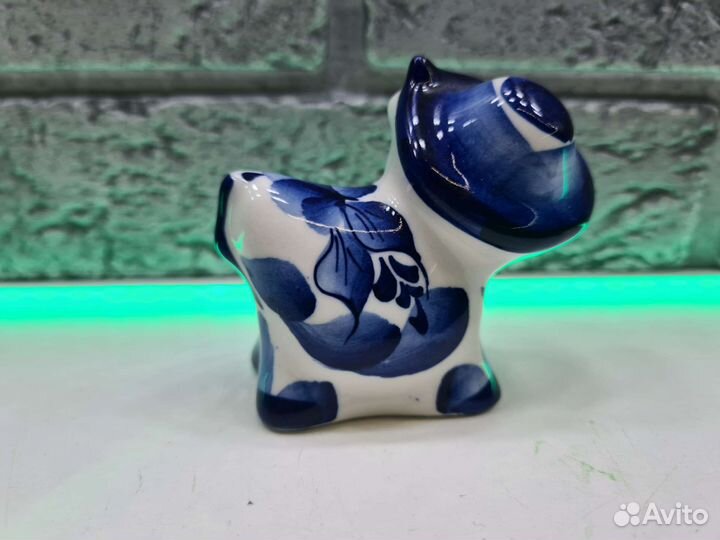 П.8067 Тётушка корова в шляпе Гжель