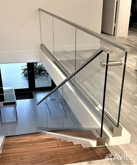 Перила из стекла для лестниц и террас