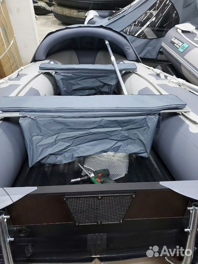 Моторная лодка Gladiator E 380 PRO свет-тем серая