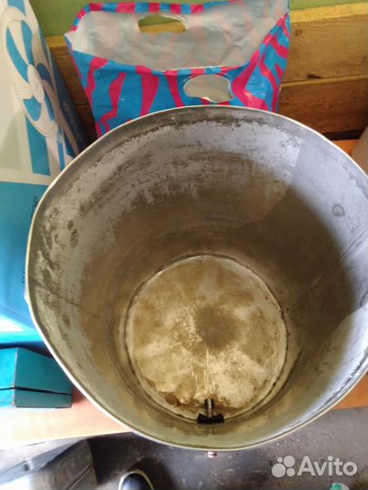 Бак из нержавейки,бу,52 л. с крышкой и подставкой