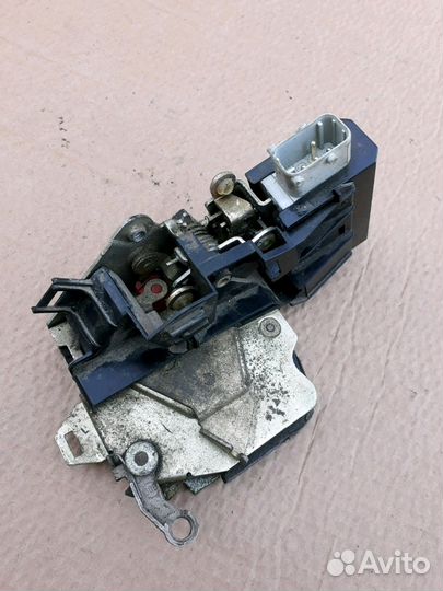 Замок двери задний левый bmw e39 51228125671