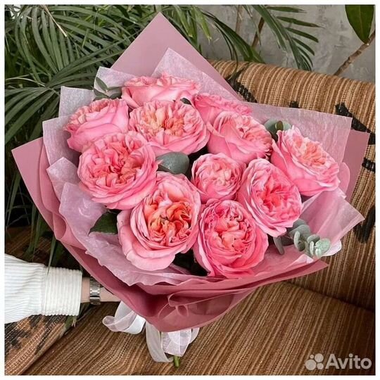 Букет пионовидных роз с эвкалиптом