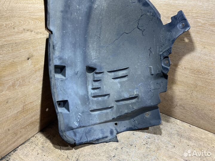 Подкрылок передний левый Mercedes W211 1704374