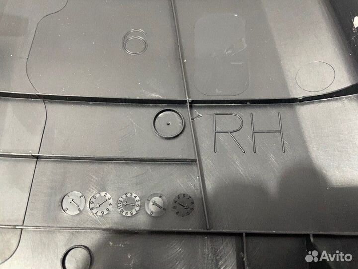 Обшивка стойки нижняя правая Toyota Land Cruiser