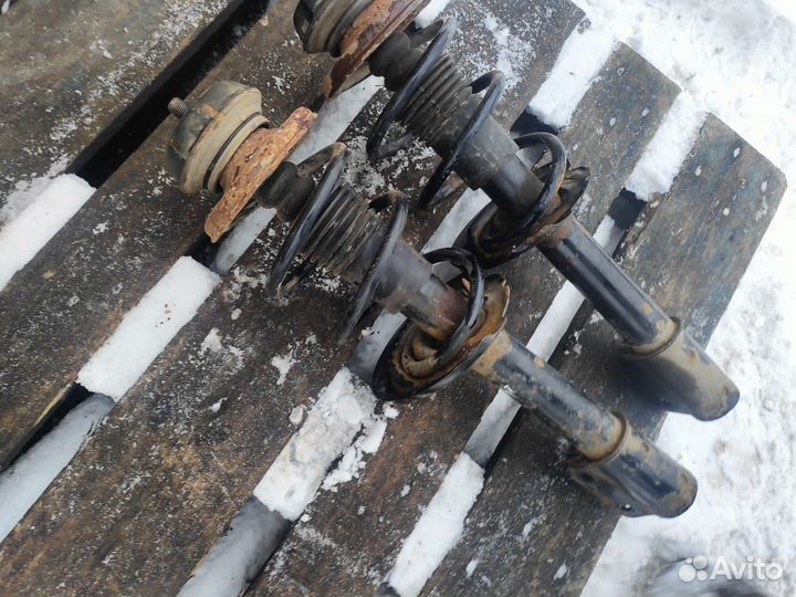 Передние амортизаторы Renault Sandero 2