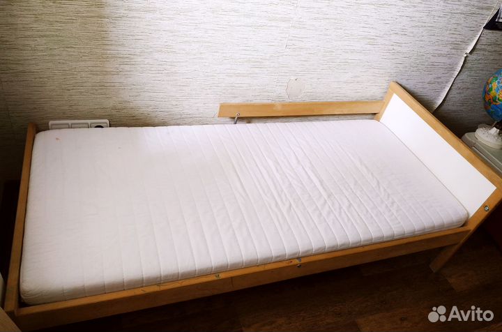 Кровать Икеа 70*160 с матрасом, + 7 простыней