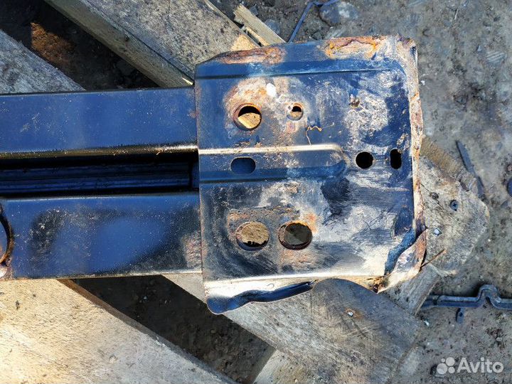 Усилитель бампера передний Toyota Camry 40