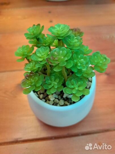 Искусственный цветок в горшке