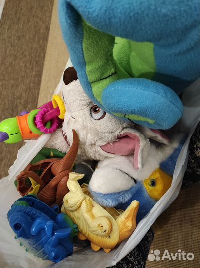Мягкие игрушки и пластиковые динозавры