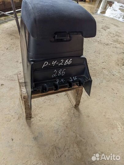 Подлокотник Митсубиси Паджеро 4