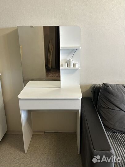 Трюмо с зеркалом