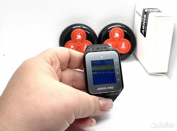 Кнопка вызова официанта в кафе и часы пейджер