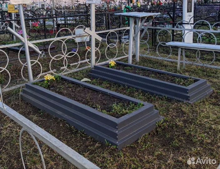 Надгробие или цветник на могилу металлический