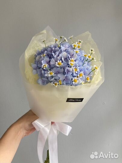 Букет голубой гортензии с ромашками