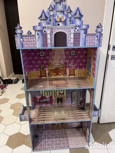 Кукольный домик с мебелью