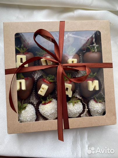 Набор свежих фруктов в шоколаде