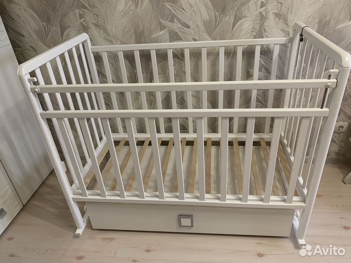 Детская кроватка с маятником