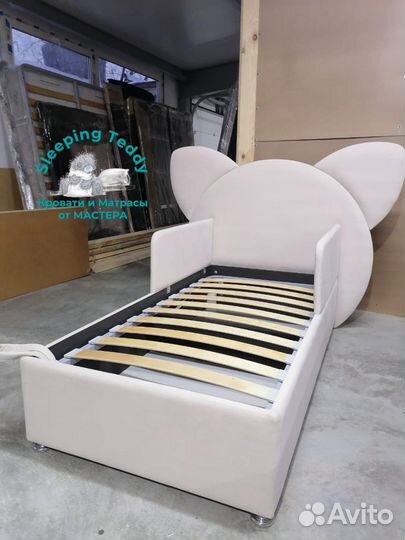 Детская кровать с мягкой спинкой