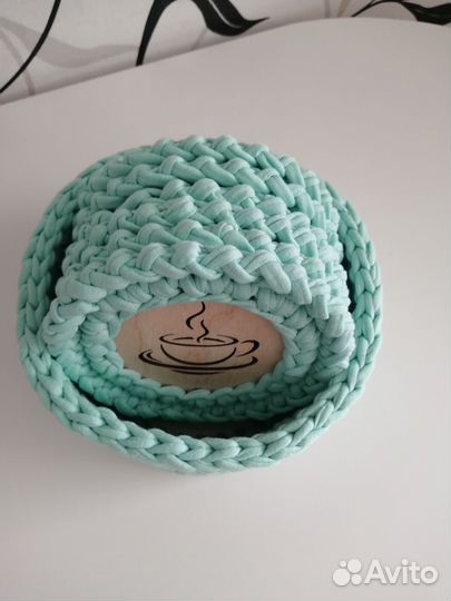 Вязаная корзина и подставки под кружки