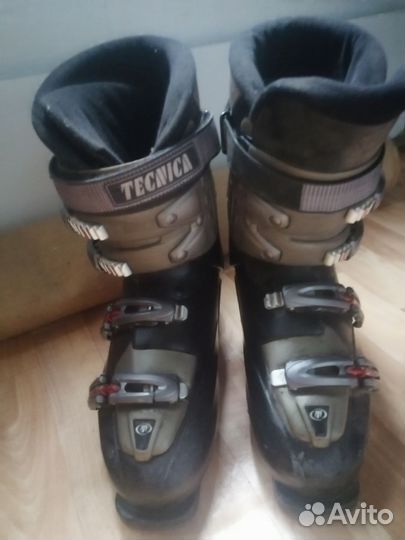 Горнолыжные ботинки и лыжи