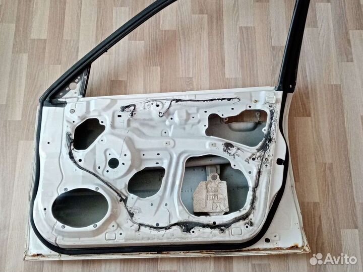 Дверь правая передняя mazda familia 2002 год