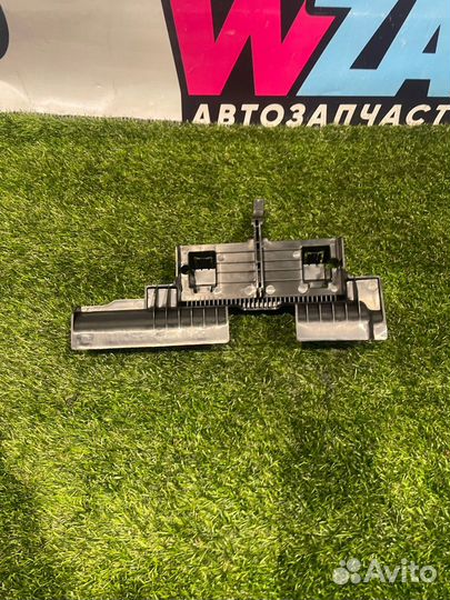 Кронштейн (крепление) правый Tesla Model Y 2023