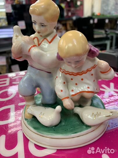 Фарфоровая статуэтка Дети кормят голубей